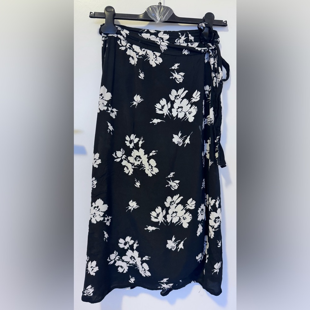Gap Floral Black and White Skirt